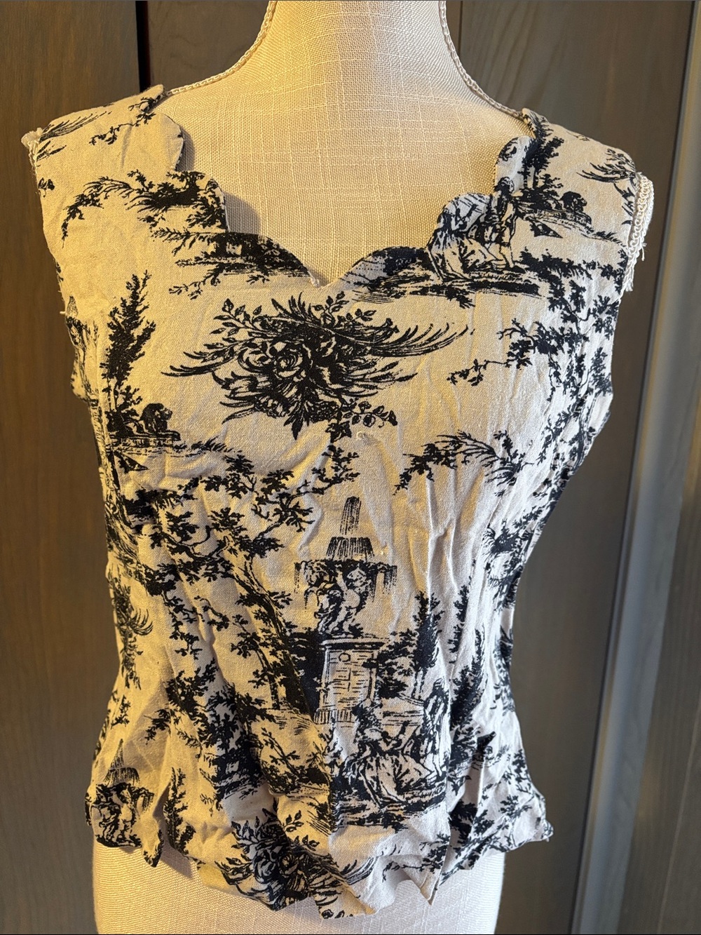 Vintage Y2K Dressbarn Linen Toile Scalloped Sleeveless Top Blouse